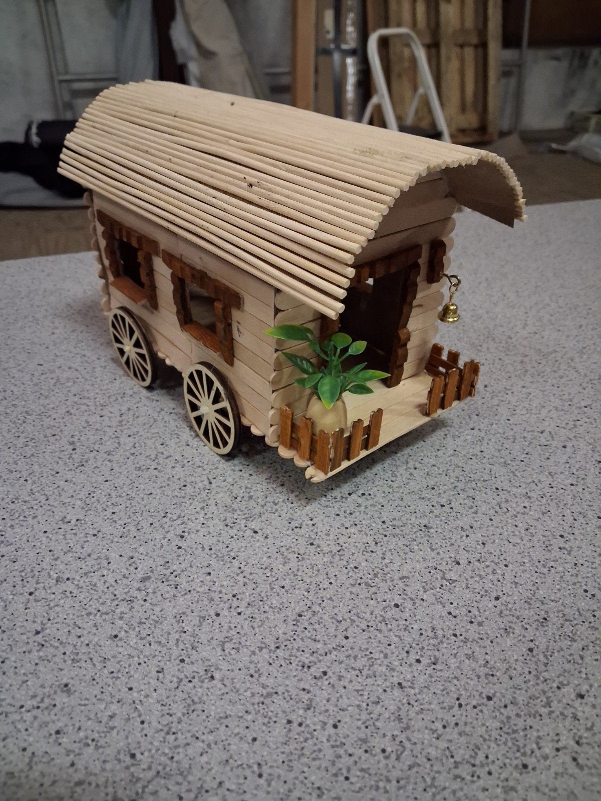 Handgemaakte Woonwagen van Houten Stokjes, Ophalen