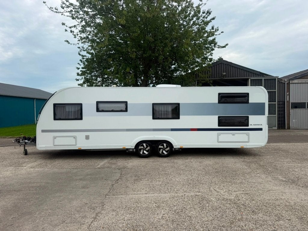 Adria Adora 753 UK, Movers Airco Stapelbed Luifel 36950,- !, Caravans en Kamperen, 7 tot 8 meter, Bedrijf, Adria, Info@adria.nl