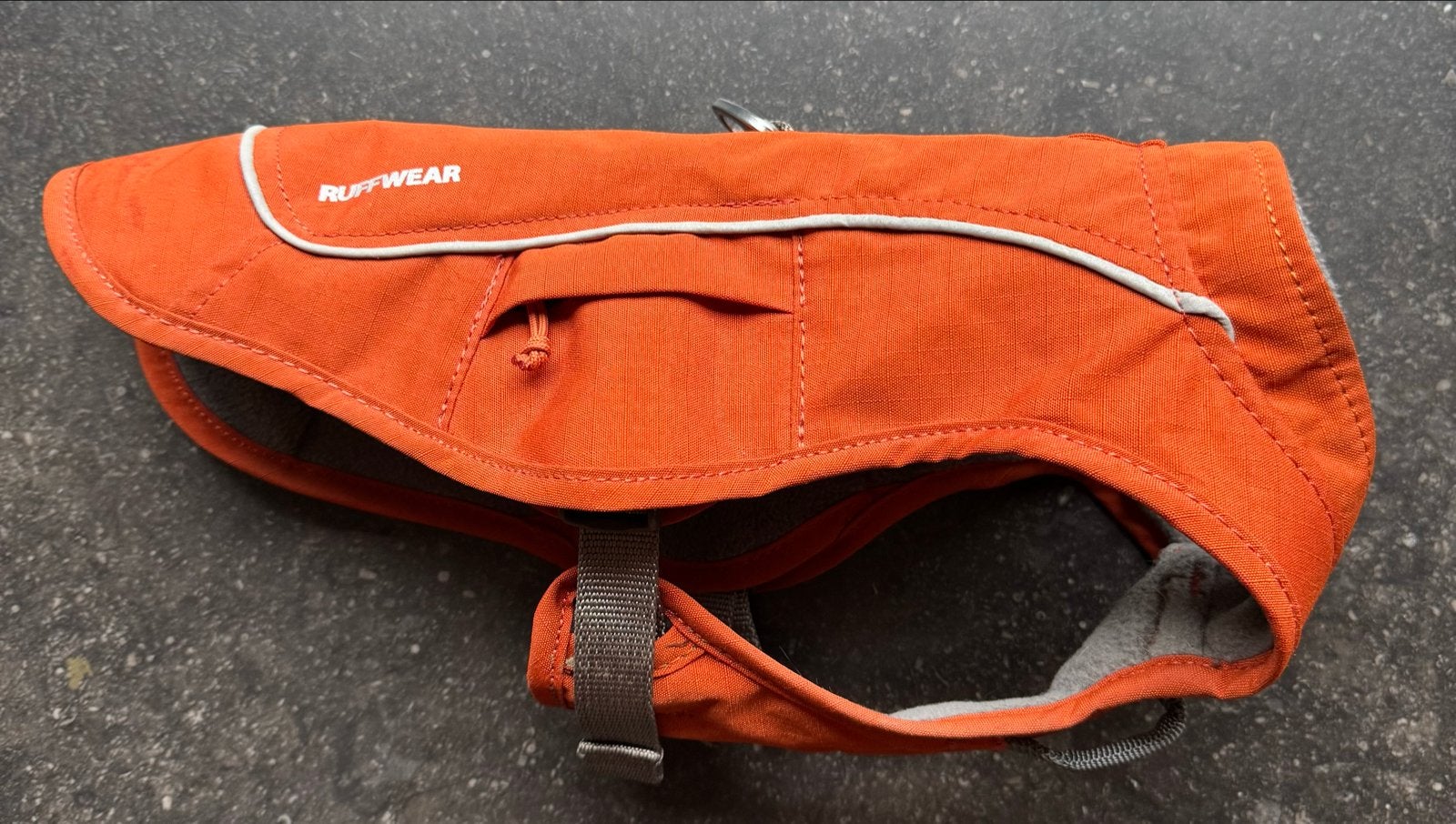 Stoer oranje Ruffwear hondenjasje., Dieren en Toebehoren, Ophalen of Verzenden, Zo goed als nieuw