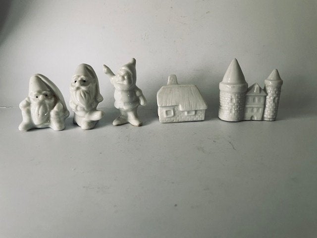 5 x kleine witte beeldjes Kerstmis. Kabouter Kasteel huis., Ophalen, Zo goed als nieuw, Overige typen