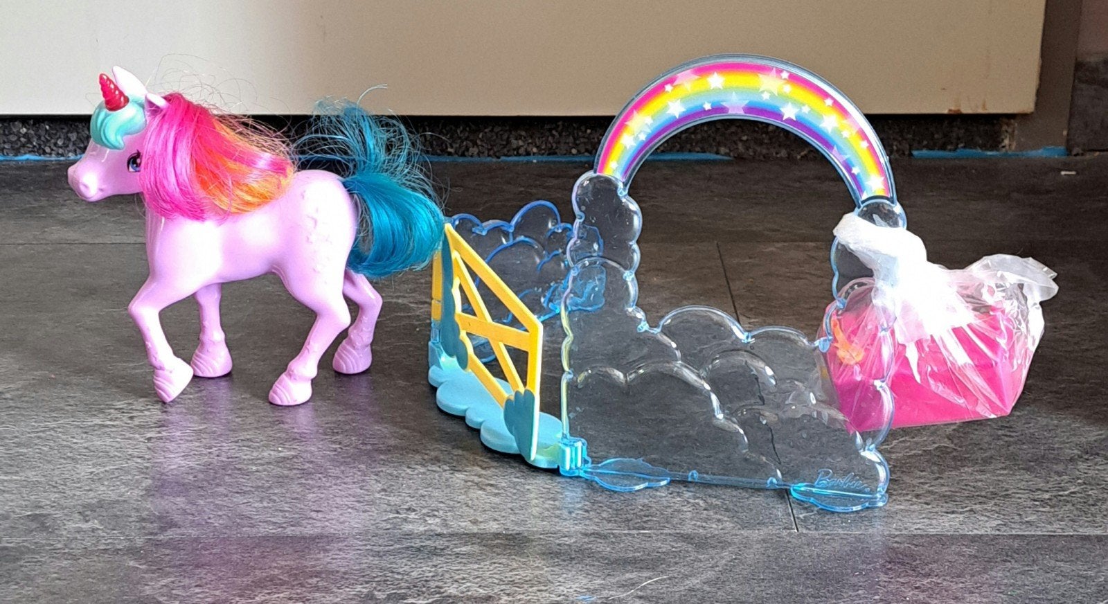 Eenhoorn speelset met regenbooghek en accessoires, Ophalen of Verzenden, Gebruikt, Barbie