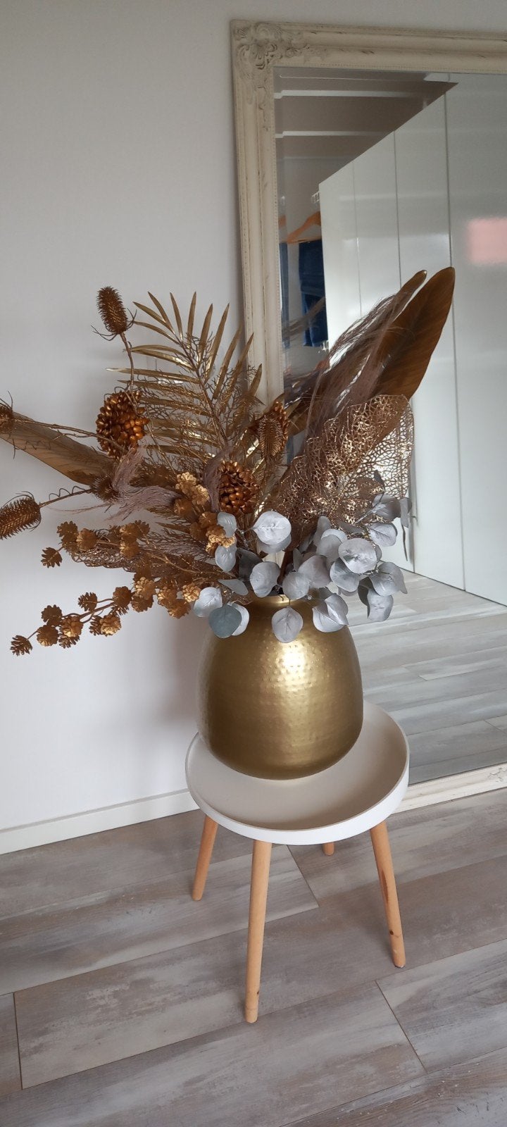 Gouden metalen vaas met goedkleurige kunstbloemen, Ophalen