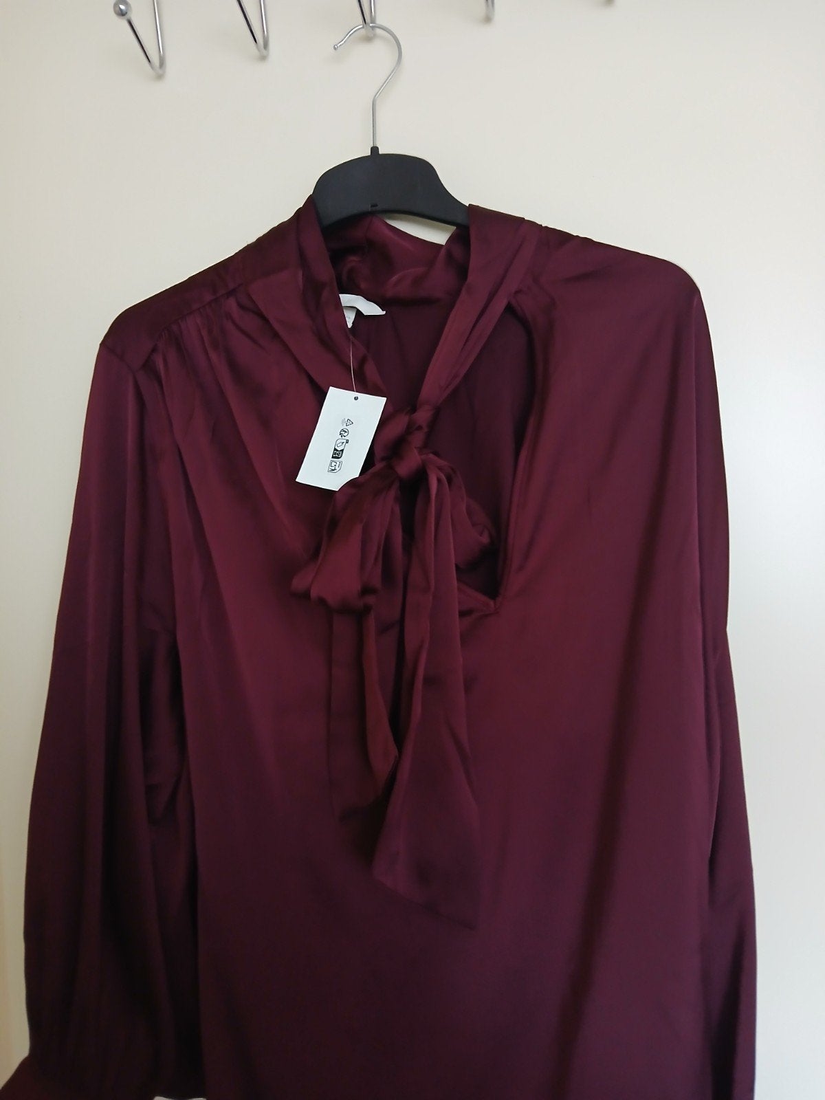 Nieuwe blouse bordeaux rood mt 52 met halsstrik, Kleding | Dames, Verzenden, Nieuw, Rood, Blouse of Tuniek