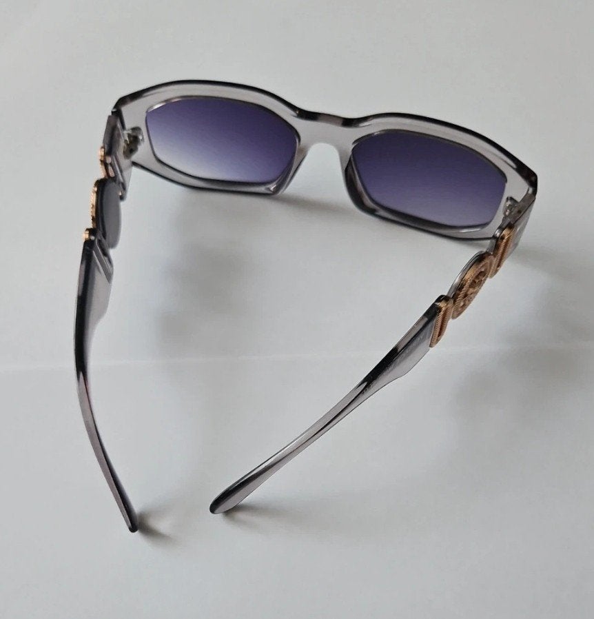 Gloednieuwe Versace zonnebril met Medusa-details, Zonnebril, Gianni Versace, Nieuw, Ophalen of Verzenden