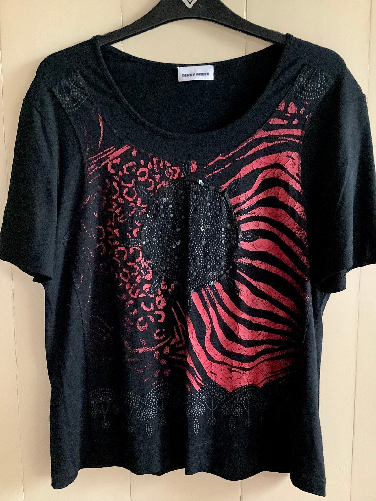 Zwart shirt met rode print, z.g.a.n. GERRY WEBER, mt. 40., Maat 38/40 (M), Zwart, Ophalen of Verzenden, Zo goed als nieuw