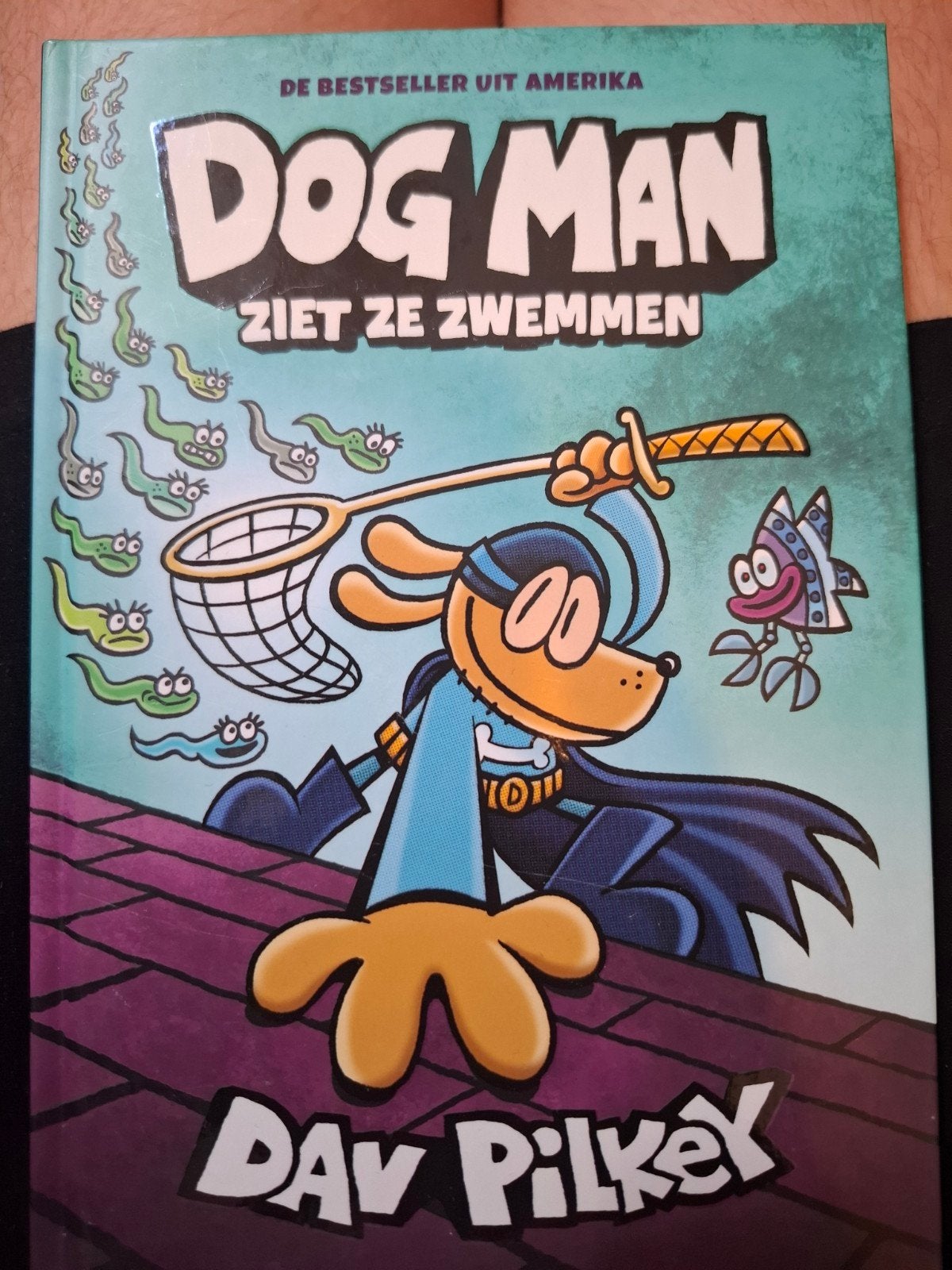 Dog Man: Ziet ze Zwemmen - Dav Pilkey (Zo goed als nieuw), Ophalen, Zo goed als nieuw, Dav Pilkey, Fictie