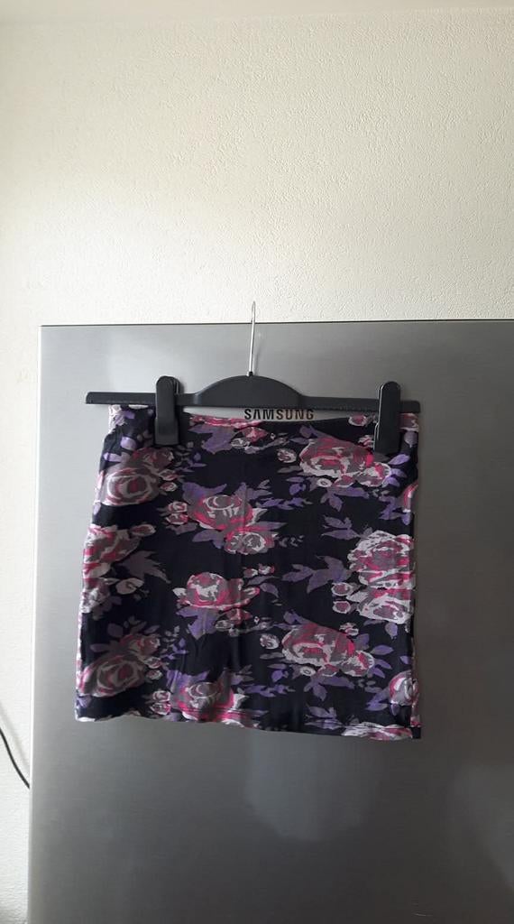 Rok met bloemetjes van stretch stof maat m als nieuw., Maat 38/40 (M), Zwart, Nieuw, Ophalen of Verzenden