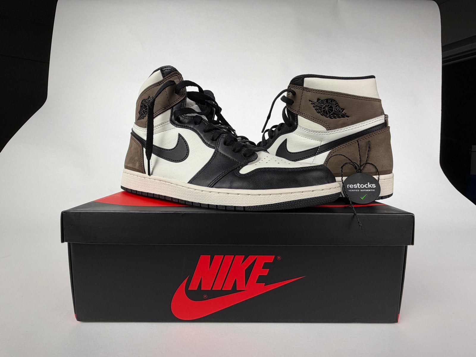 Nike Air Jordan 1 Retro High OG Mocha - Maat 46, Ophalen, Zo goed als nieuw, Bruin, Sneakers of Gympen