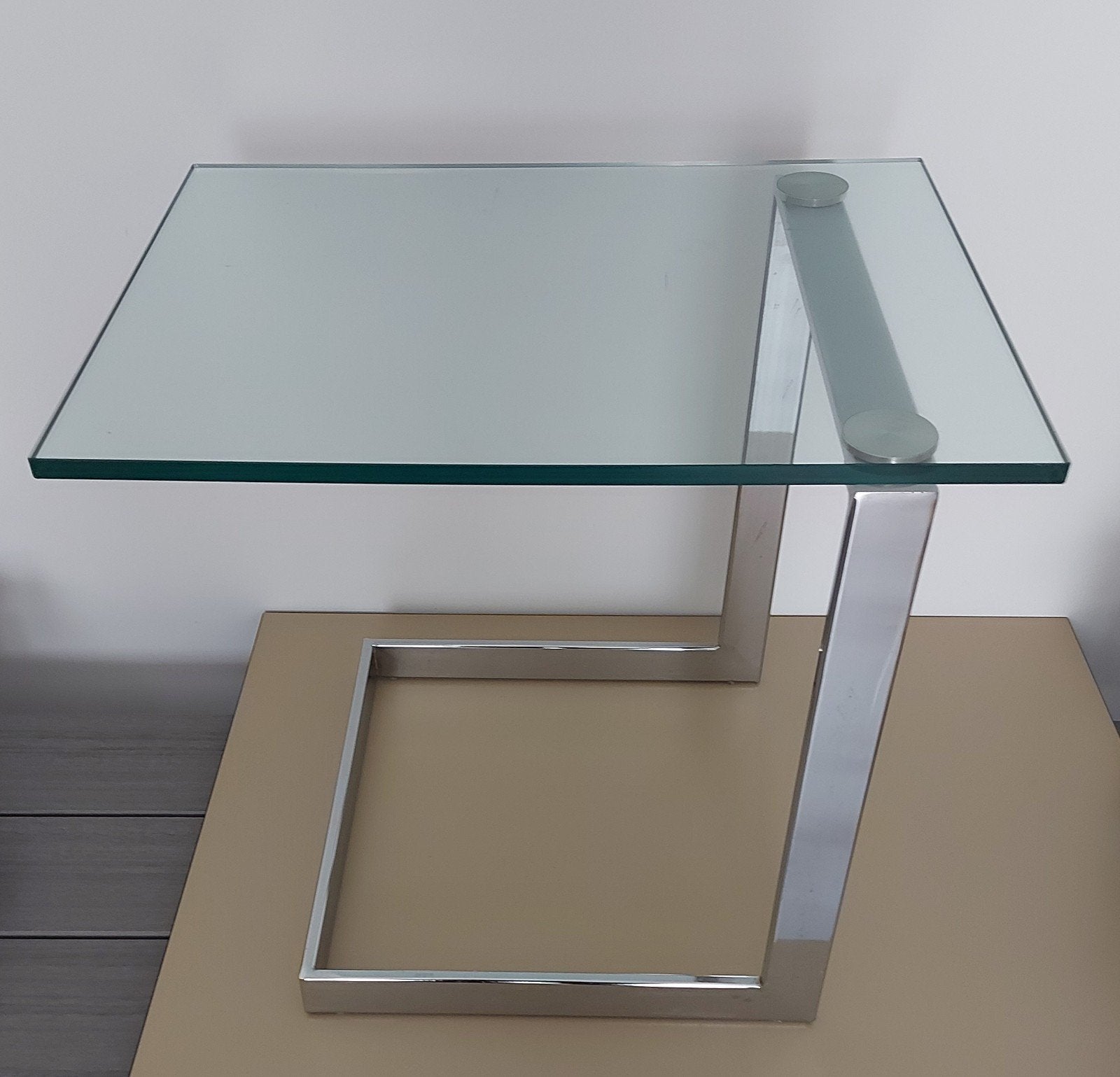 Glazen bijzettafel met metalen onderstel, Huis en Inrichting, Ophalen, Minder dan 45 cm, Minder dan 55 cm, Modern
