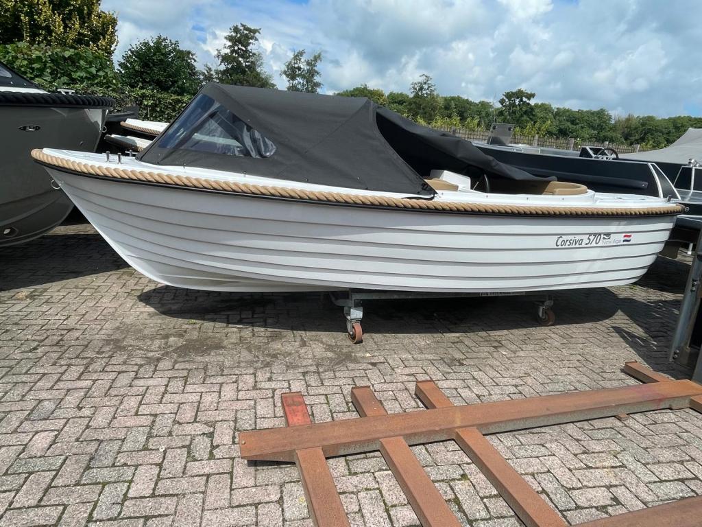 Corsiva 570 new age wit Suzuki 9.9pk, Watersport en Boten, Sloepen, Nieuw, Polyester, Overige brandstoffen