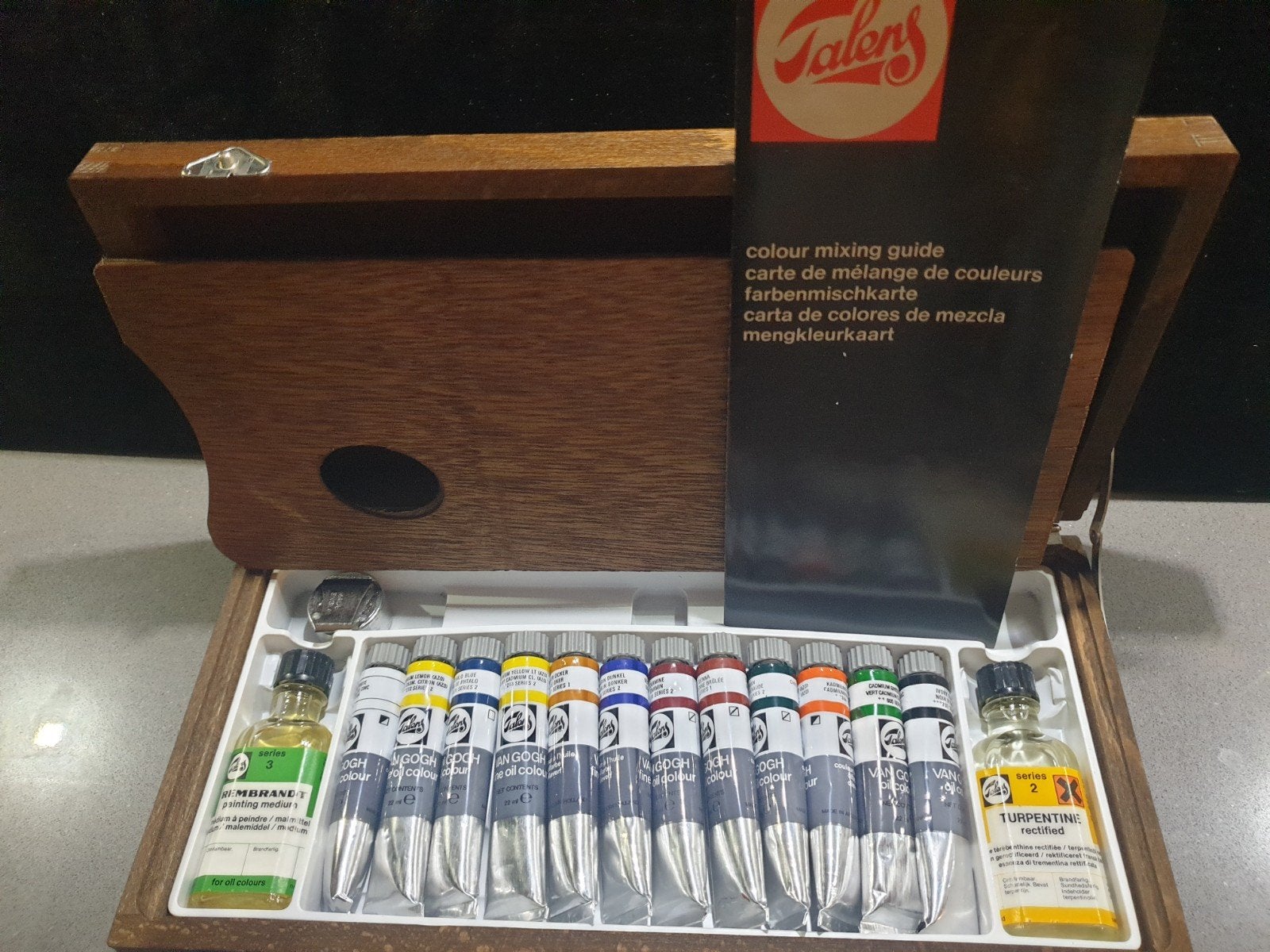 Talenskist met 12 tubes olieverf + medium +palet+bakje NIEUW, Ophalen of Verzenden, Nieuw, Olieverf