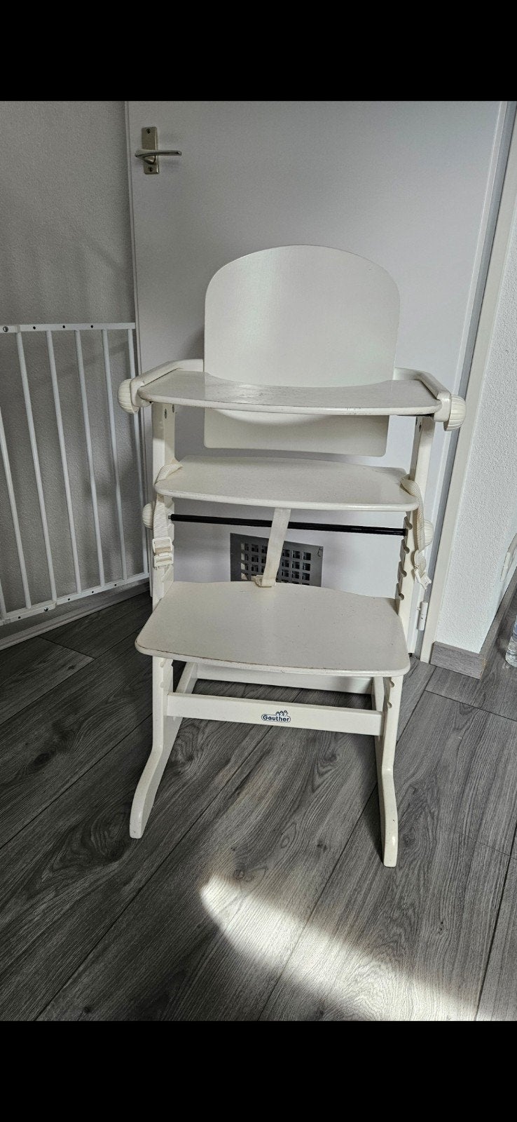 Geuther Witte meegroeistoel met eetblad en gordel, Kinderen en Baby's, Kinderstoelen, Gebruikt, Meegroeistoel, Afneembaar eetblad