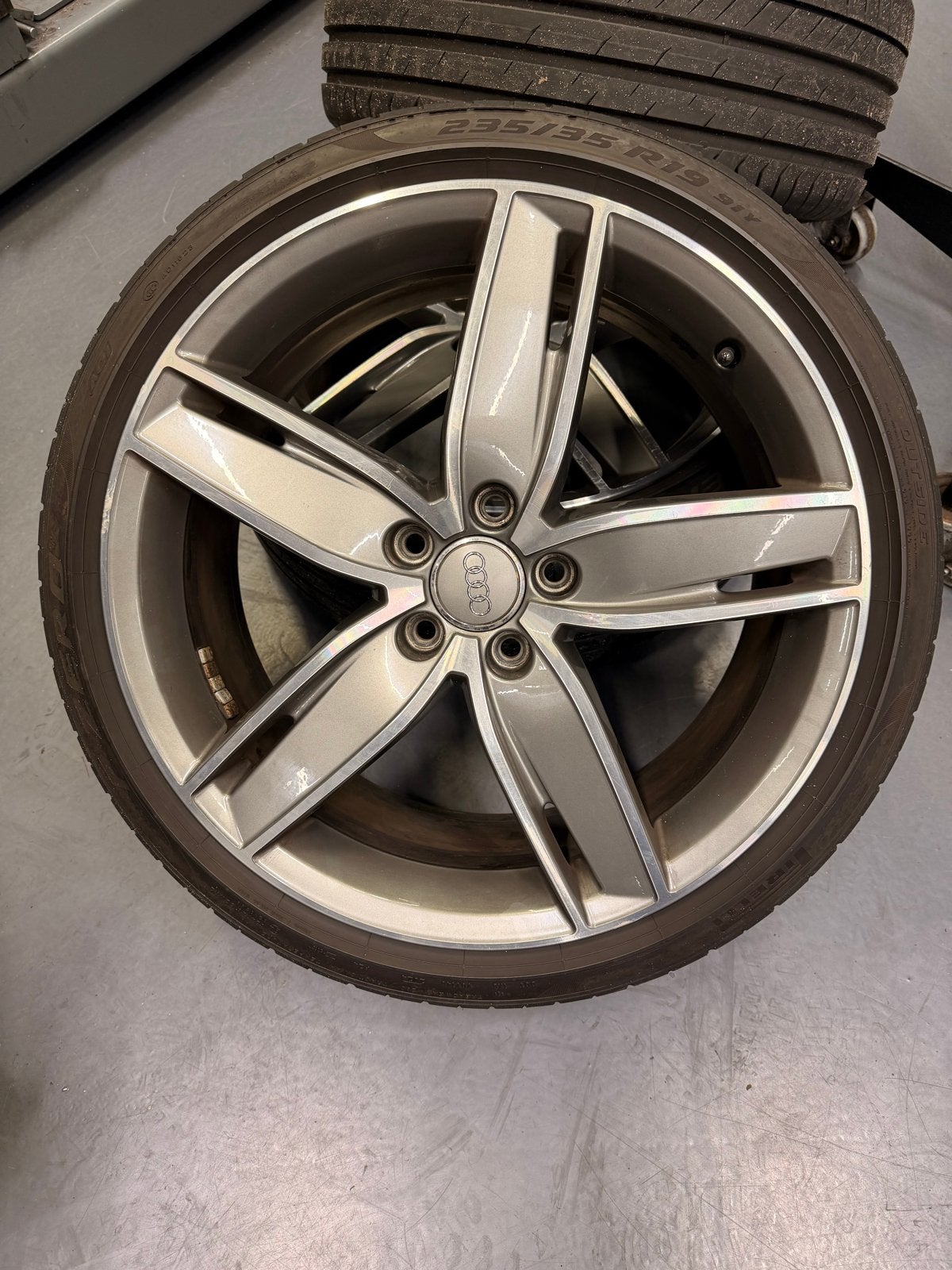 Audi 5X112 19 inch velgen met 2 zomerbanden - 8V0 601 025 AS, Gebruikt, Banden en Velgen, 235 mm, Personenwagen
