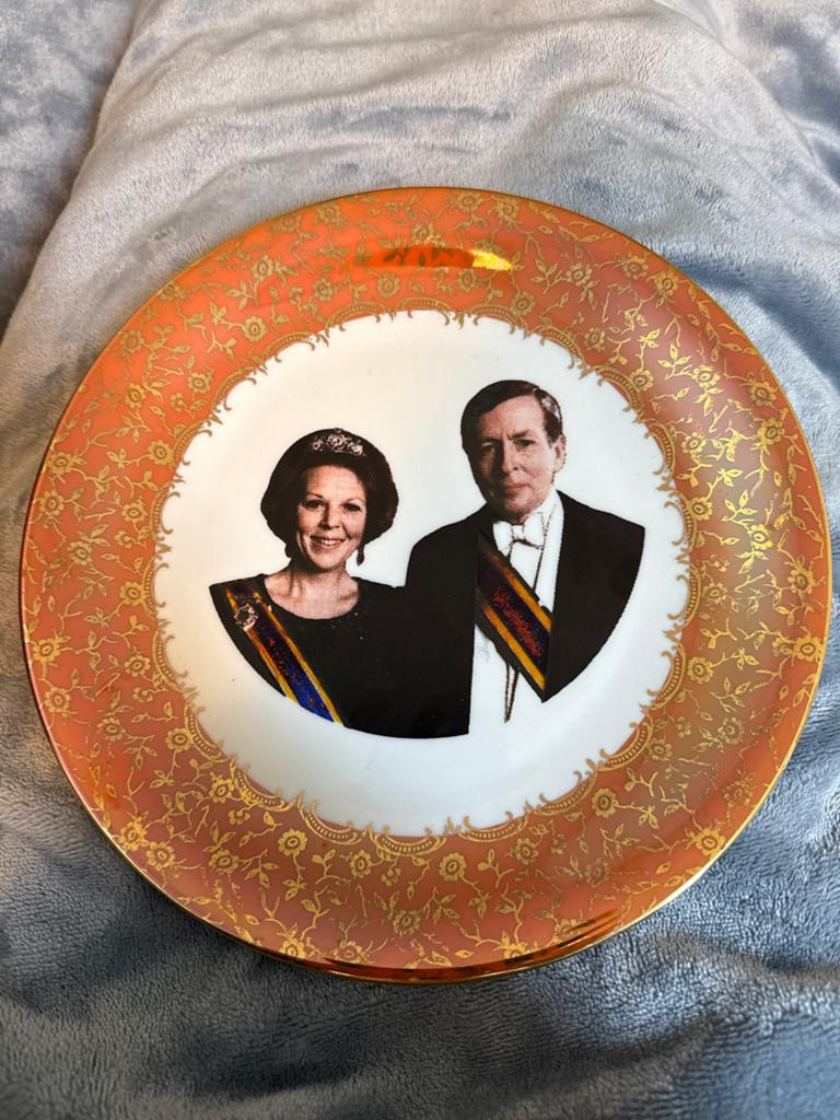Wandbord Beatrix en Claus, Verzamelen, Ophalen of Verzenden, Zo goed als nieuw, Nederland, Servies