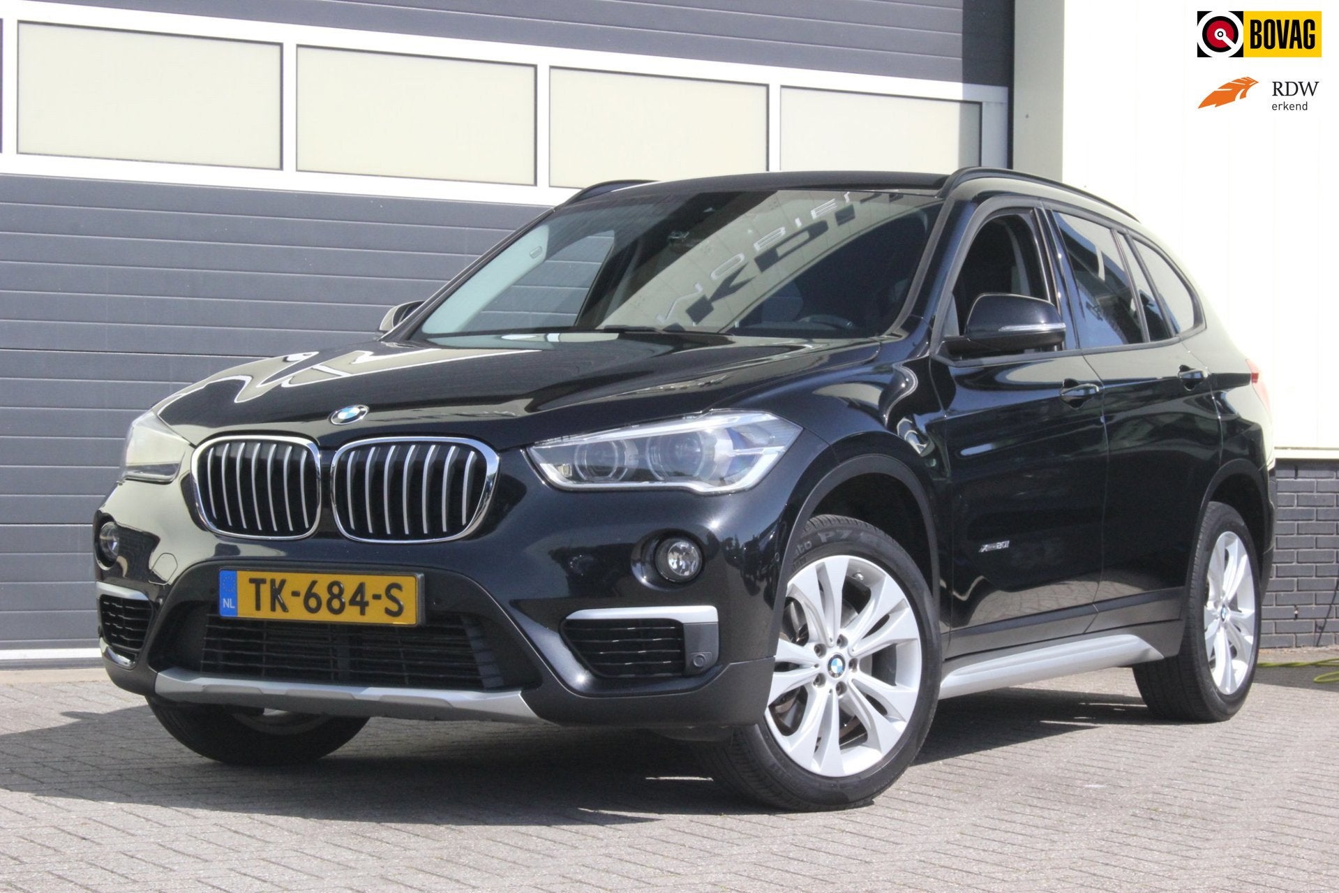 BMW X1 xDrive20i High Executive xLine | Trekhaak | Leer |, Auto's, 1998 cc, Gebruikt, 2000 kg, Zwart