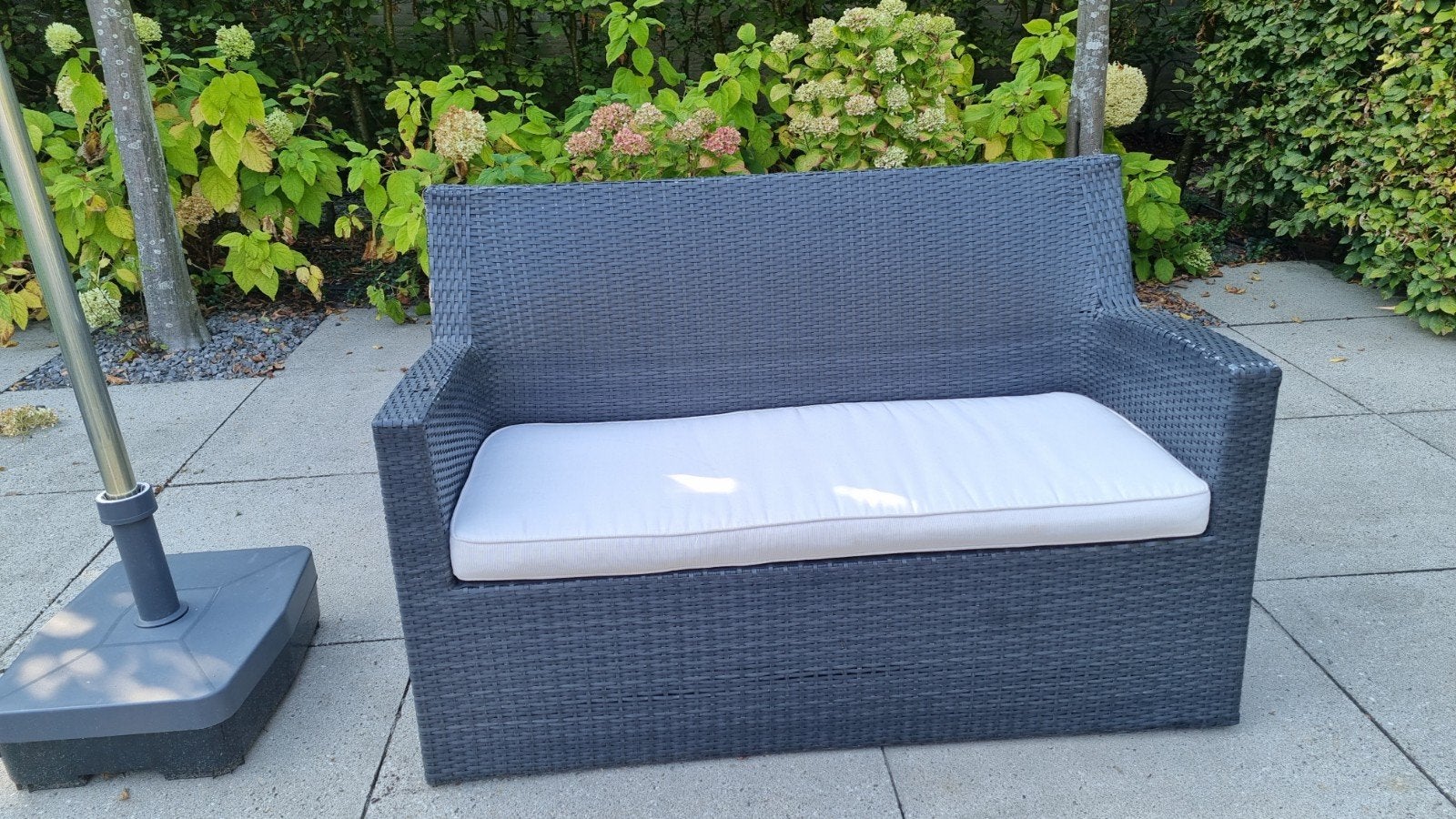 Wicker tuinbank met kussen - 2-zits, Ophalen, Gebruikt, Wicker