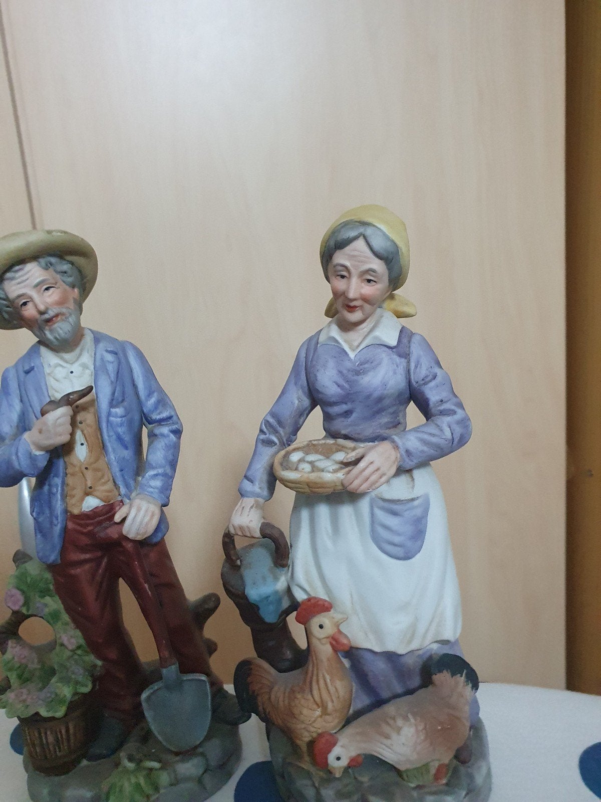 Vintage beeldjes: Boerenpaar met kippen en gereedschap, Verzamelen, Ophalen of Verzenden, Gebruikt, Mens