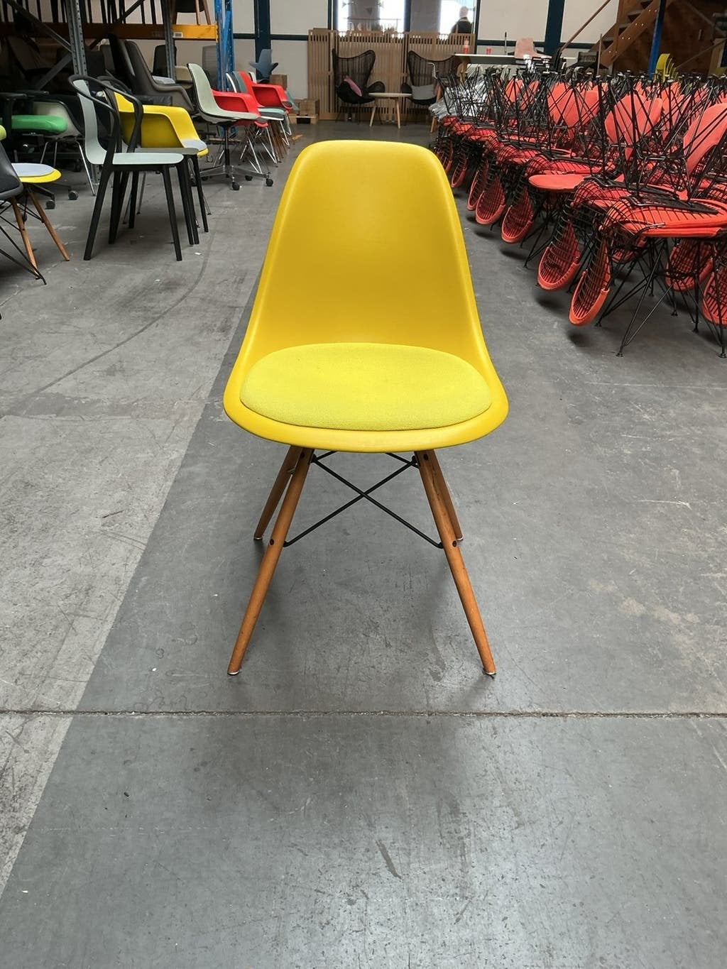 Vitra Eames Plastic Chair DSW | Eetkamerstoel Geel Essenhout, Gebruikt, Overige kleuren, Ophalen of Verzenden, Hout