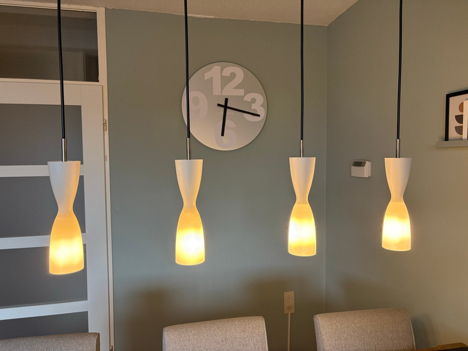 Moderne hanglamp met 4 witte glazen kappen, Ophalen, Gebruikt, Glas, E14 (klein)