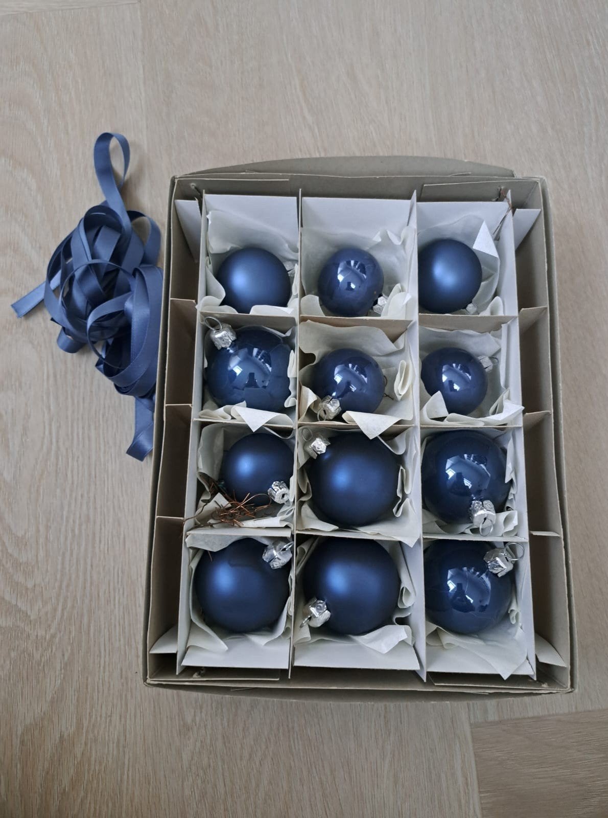 12x kleine kerstballen blauw met blauw lint - B1, Diversen, Ophalen of Verzenden, Gebruikt