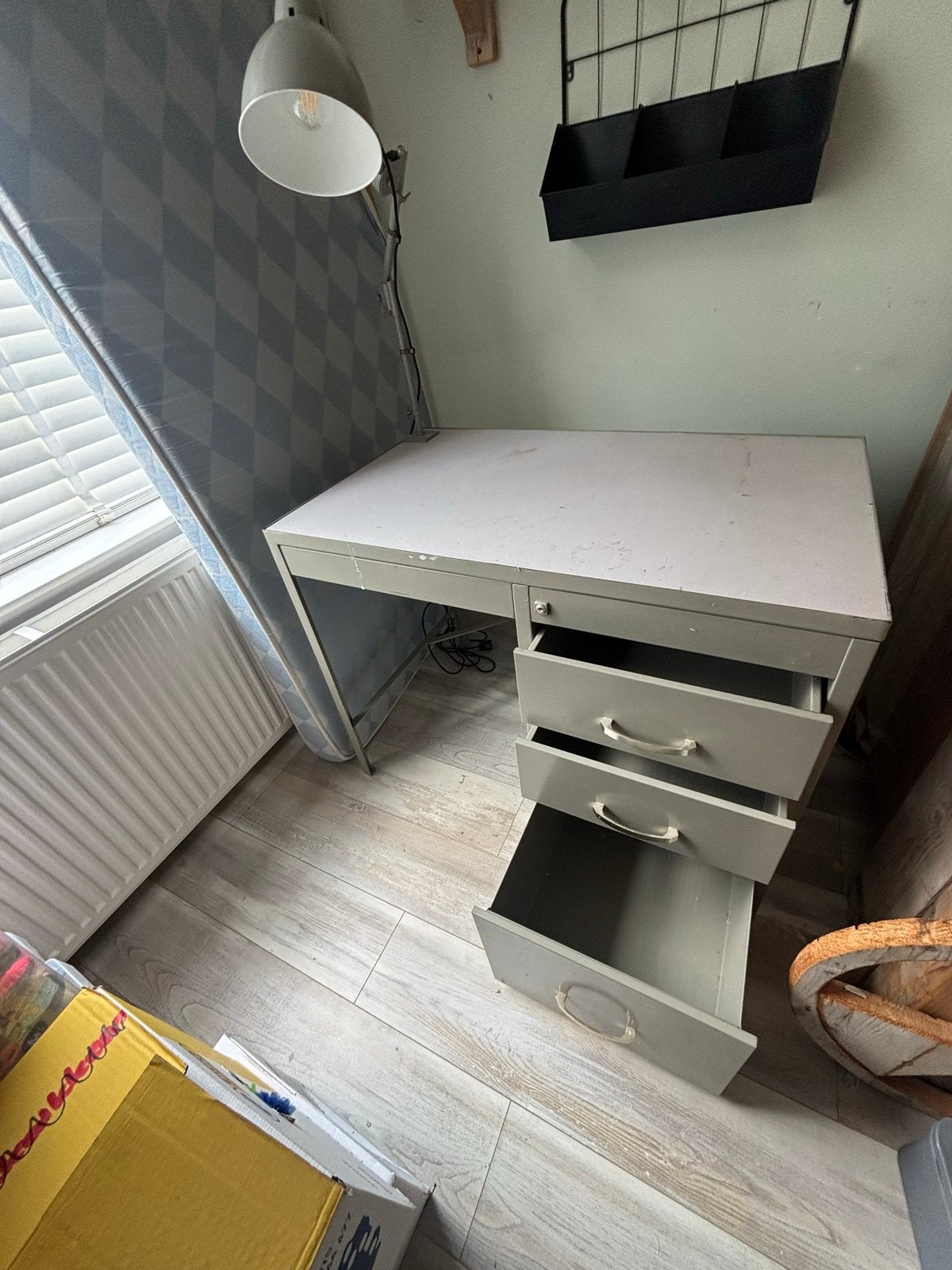 Ouderwets stalen bureau met kastje en lamp - Oerdegelijk, Huis en Inrichting, Ophalen, Opbergruimte, Gebruikt, Metaal