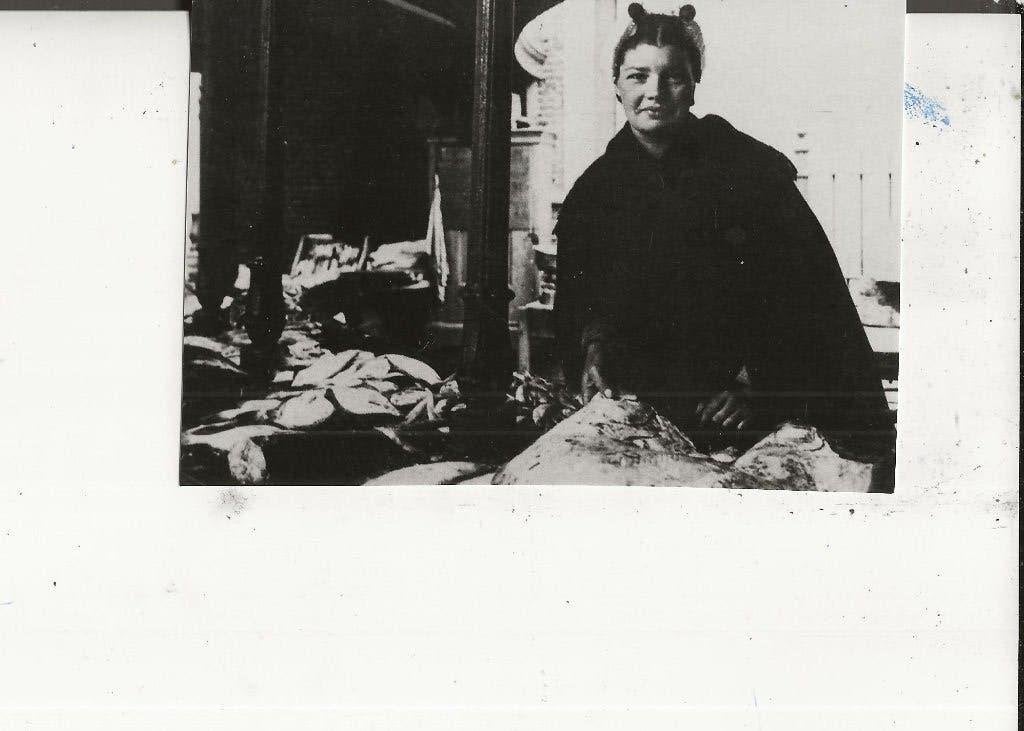 Den Haag Schoolstraat Visbank met jonge Schev.verkoopster, Ophalen of Verzenden, 1920 tot 1940, Ongelopen, Zuid-Holland
