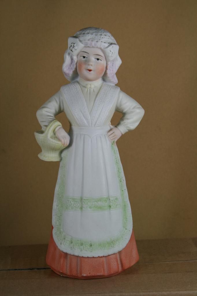 Biscuit porseleinen beeldje meisje met mand, Antiek en Kunst, Antiek | Porselein, Ophalen of Verzenden