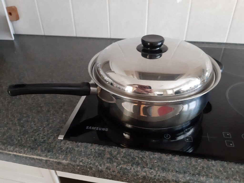 Hapjespan 28 cm RVS ook de binnenkant!, Huis en Inrichting, Keuken | Potten en Pannen, Ophalen, Zo goed als nieuw, Sauteerpan