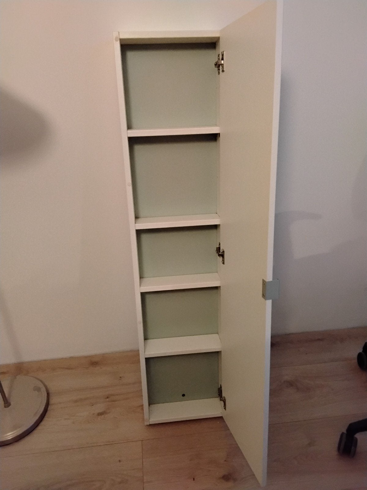 Smalle witte wandkast met planken - Ideaal voor kleine ruimt, Huis en Inrichting, Ophalen
