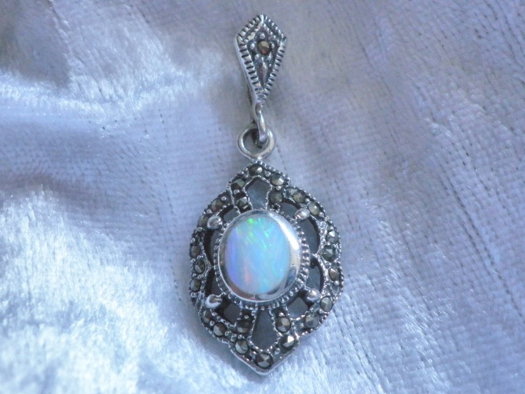 Mooie Sierlijke Zilveren Hanger met Opaal en Markasietjes, Sieraden, Tassen en Uiterlijk, Antieke sieraden, Verzenden, Zilver