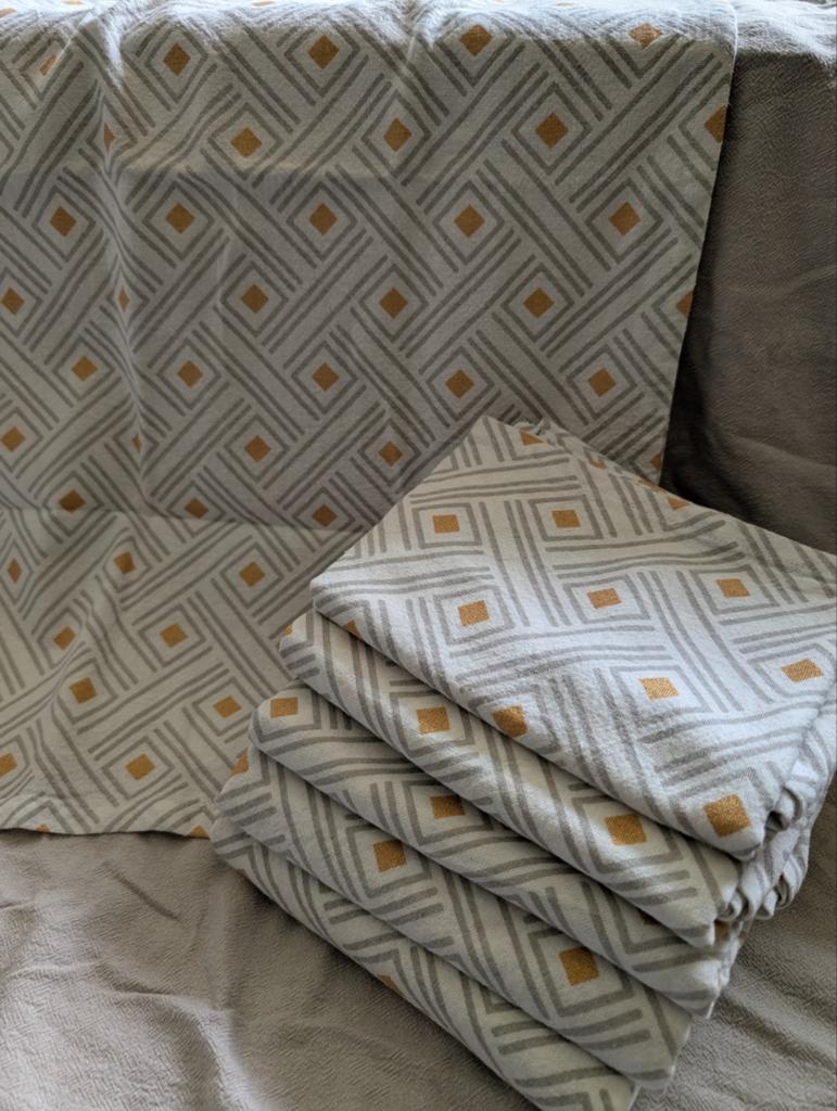 Tafellopers geometrisch patroon met goud detail, Huis en Inrichting, Keuken | Textiel, Ophalen of Verzenden