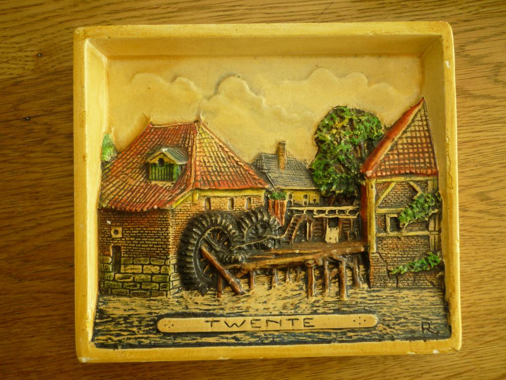 Wandtegel gips relief afbeelding watermolen Twente, Antiek en Kunst, Antiek | Wandborden en Tegels, Ophalen of Verzenden