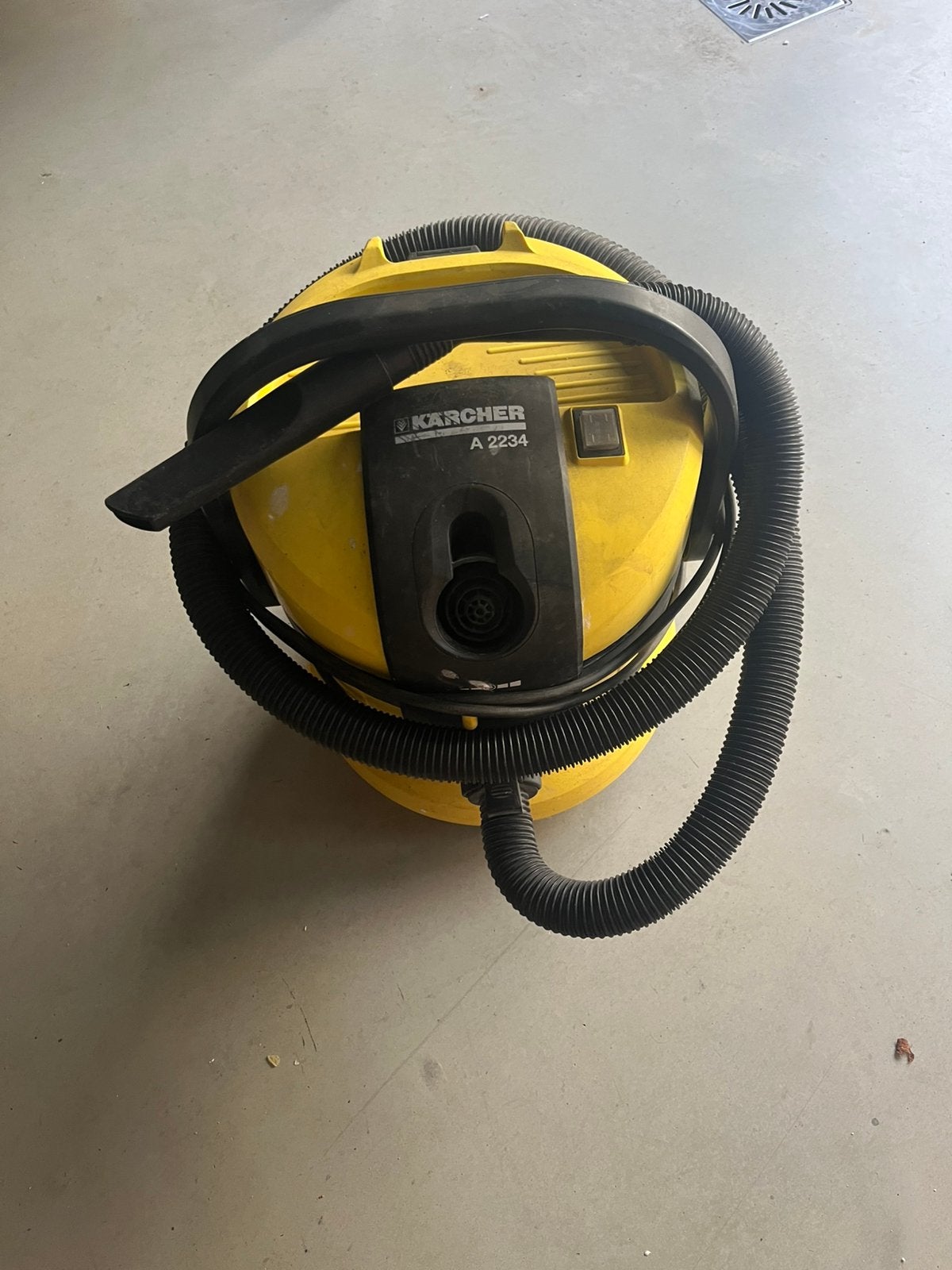 Kärcher A2234 stofzuiger met extra stopcontact, Ophalen, Zo goed als nieuw