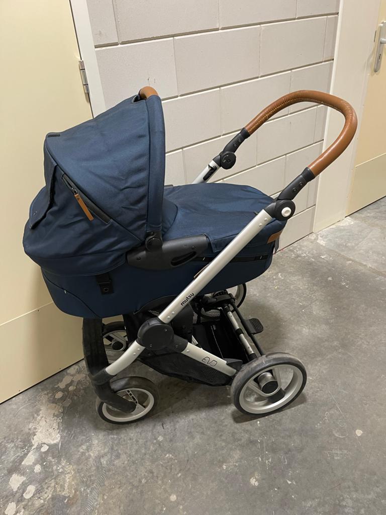 Mutsy Evo kinderwagen met reiswieg en zitje en 2 regenhoezen, Ophalen, Gebruikt, Combiwagen, Met reiswieg