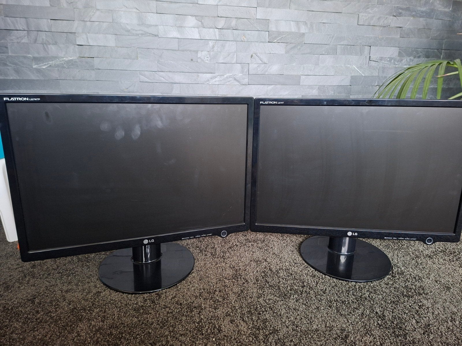 LG Flatron L227WT/L227WTP Monitoren (2 stuks), Kantelbaar, Zo goed als nieuw, 1 tot 2 ms, Overige resoluties