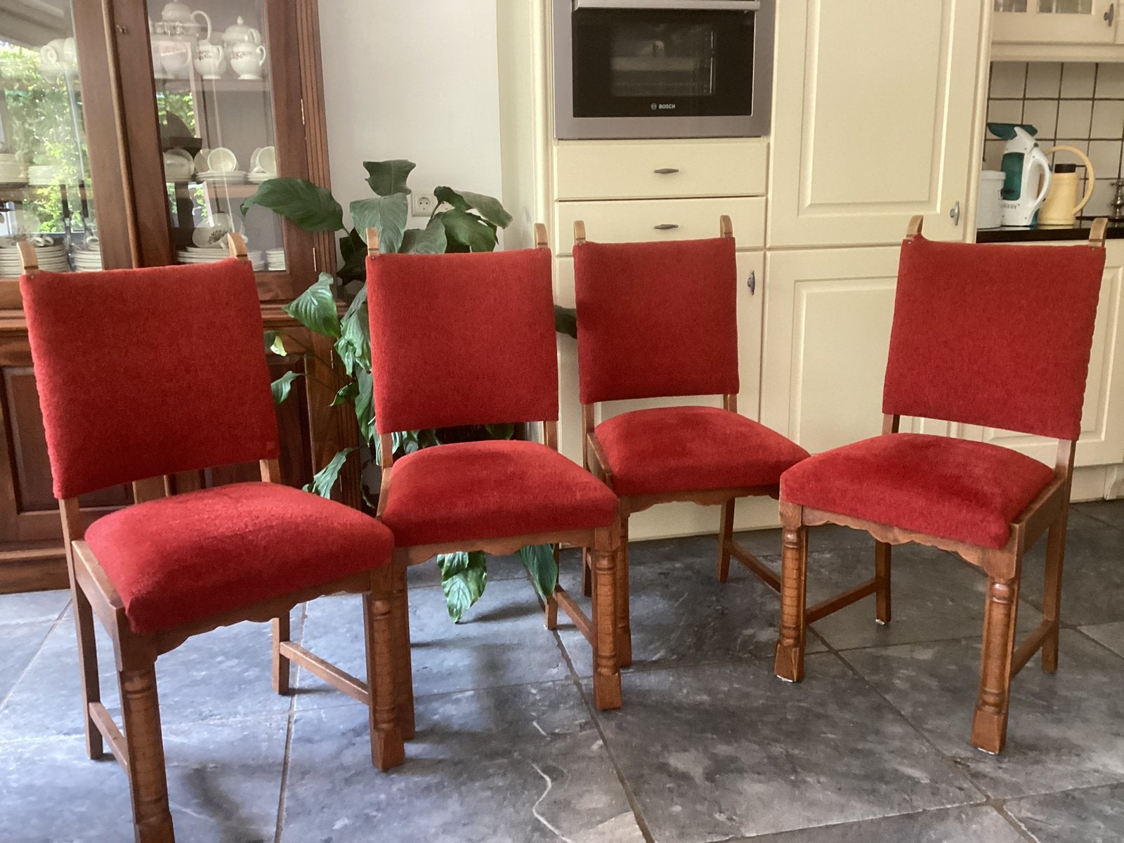 Vintage eetkamerstoelen en bijpassende tafel., Huis en Inrichting, Stoelen, Ophalen, Gebruikt, Vier, Hout