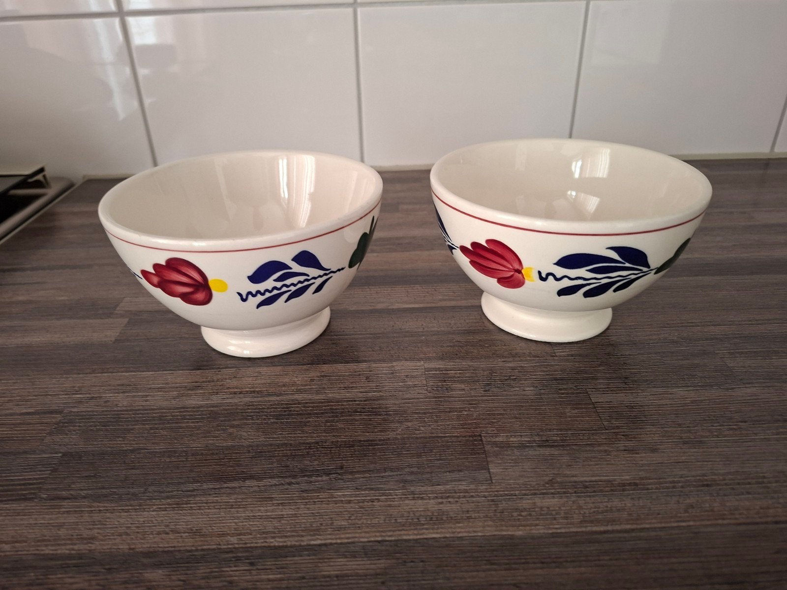 in nette staat: 2 kommen op voet Boerenbont, diameter 13 cm, Huis en Inrichting, Ophalen, Zo goed als nieuw, Aardewerk, Kom(men)