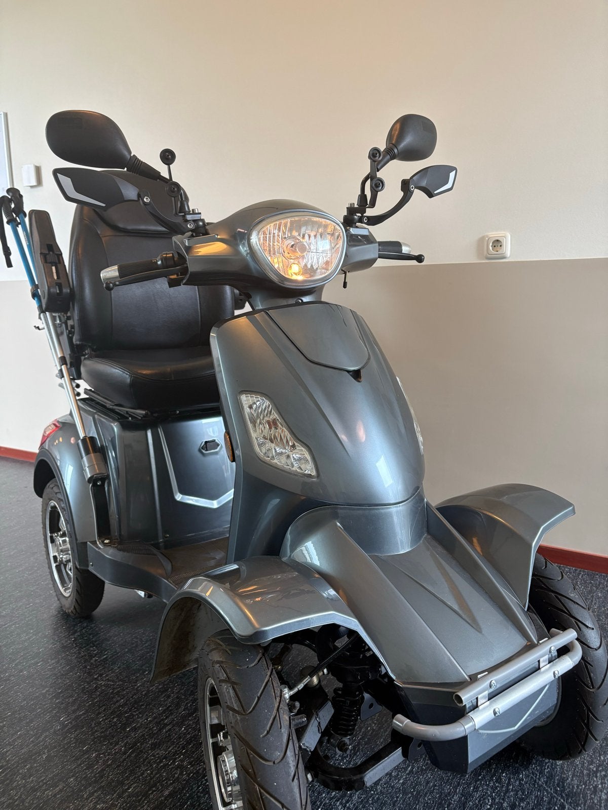 Scootmobiel+scherm 4 wiel zeer luxe  25 km/u 100 km lithium!, Ophalen, Zo goed als nieuw, 46 km of meer, 16 km/u of meer