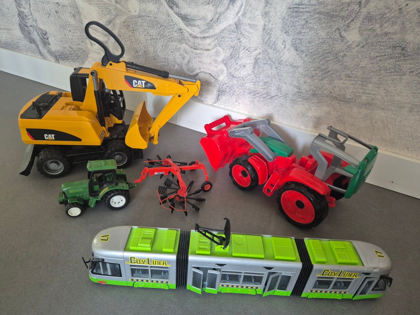 Speelgoedvoertuigen set: graafmachine, tractoren, tram, Kinderen en Baby's, Speelgoed | Speelgoedvoertuigen, Ophalen, Gebruikt