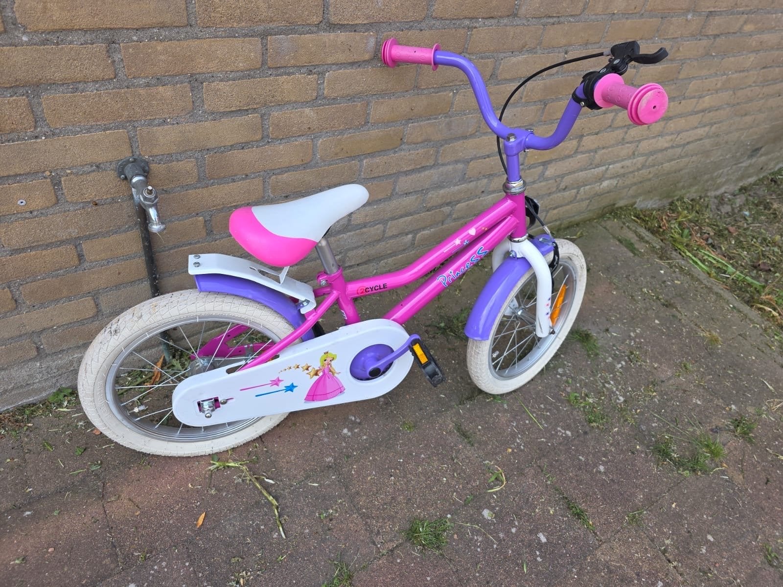 Roze kinderfiets 16 inch - Princess thema, Fietsen en Brommers, Fietsen | Kinderfietsjes, Ophalen, Gebruikt, Terugtraprem, 16 tot 20 inch