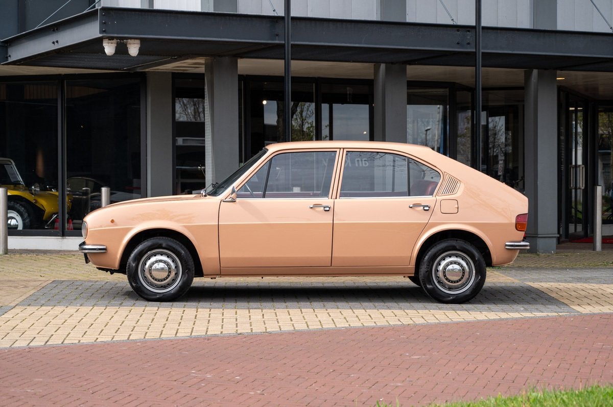 Alfa Romeo Alfasud 1.2 (bj 1973), Auto's, Oldtimers, Lederen bekleding, 4 stoelen, Beige, Handgeschakeld