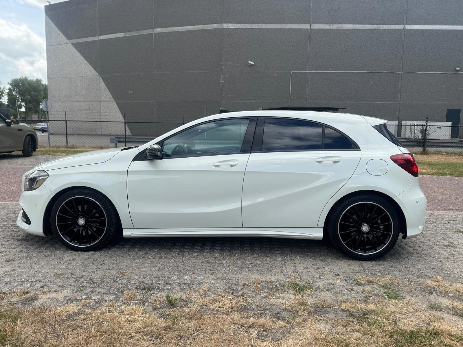 Mercedes-Benz A-klasse 180 AMG Night Edition Plus / PANO, Auto's, Gebruikt, 4 cilinders, 19 km/l, Onderhoudsboekje