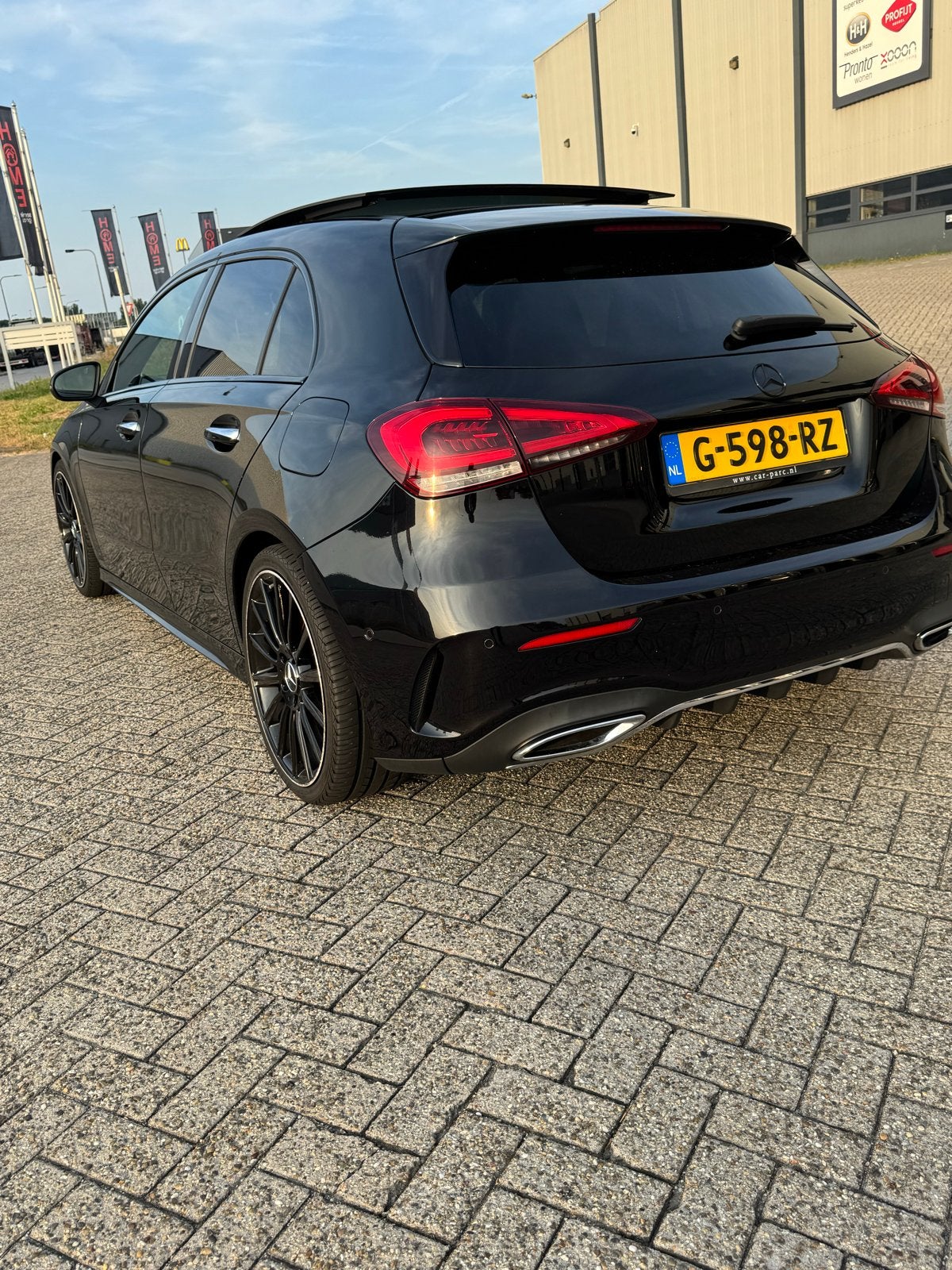 dealer onderhouden Mercedes A200 AMG Night Pano 360cam, Auto's, 4 cilinders, 75 €/maand, Particulier, 1600 kg