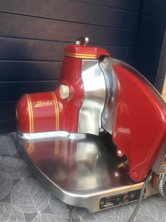 Berkel 834 snijmachine met bijpassende weegschaal in kleur, Huis en Inrichting, Ophalen, Zo goed als nieuw