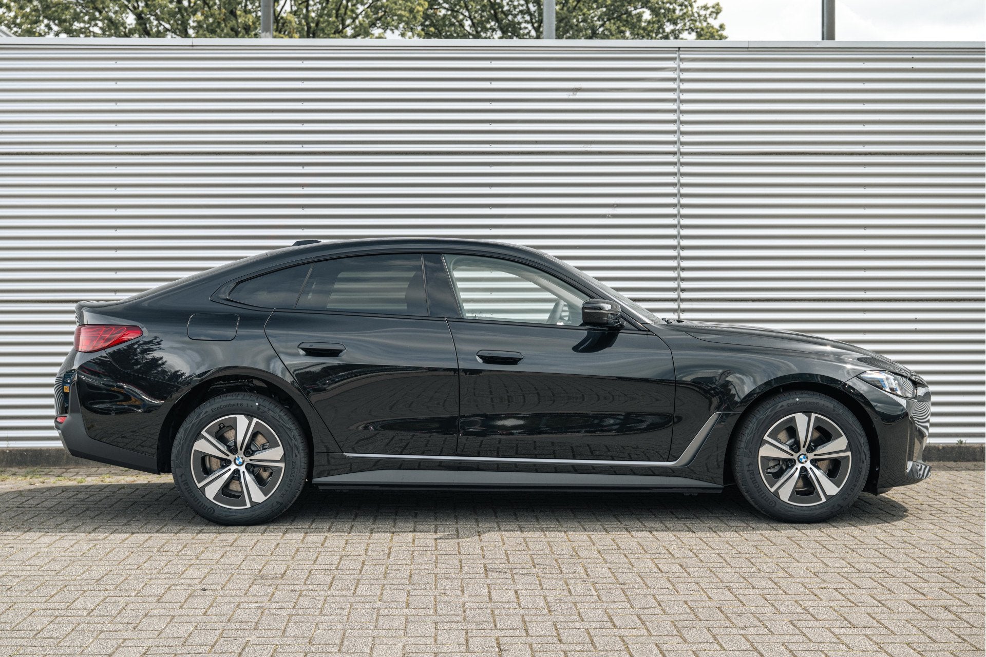 BMW i4 eDrive40 Gran Coupe Pure Edition / Achteruitrijcamera, Auto's, Dealer onderhouden, Achterwielaandrijving, Zwart, Automatische klimaatregeling