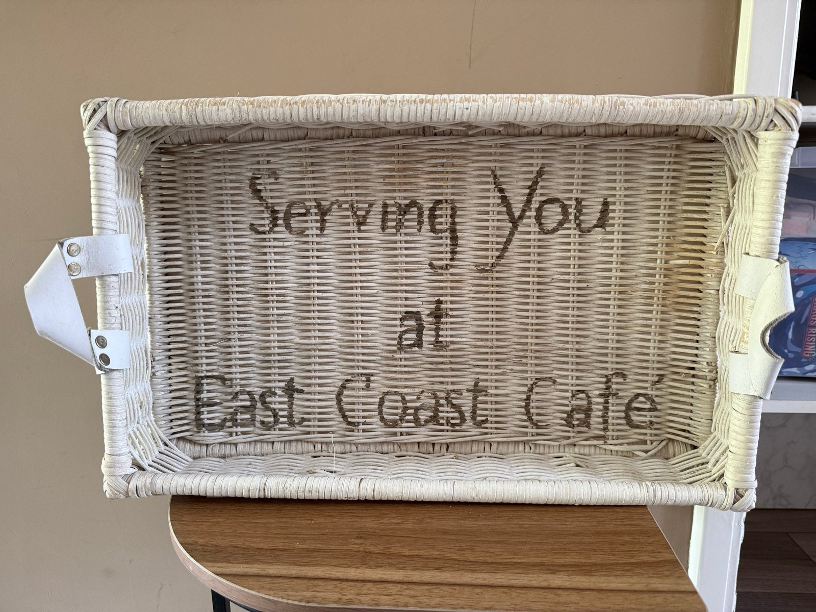 Riviera Maison dienblad 'Serving You at East Coast Cafe', Gebruikt, Ophalen of Verzenden, Landelijk, Natuurlijk materiaal
