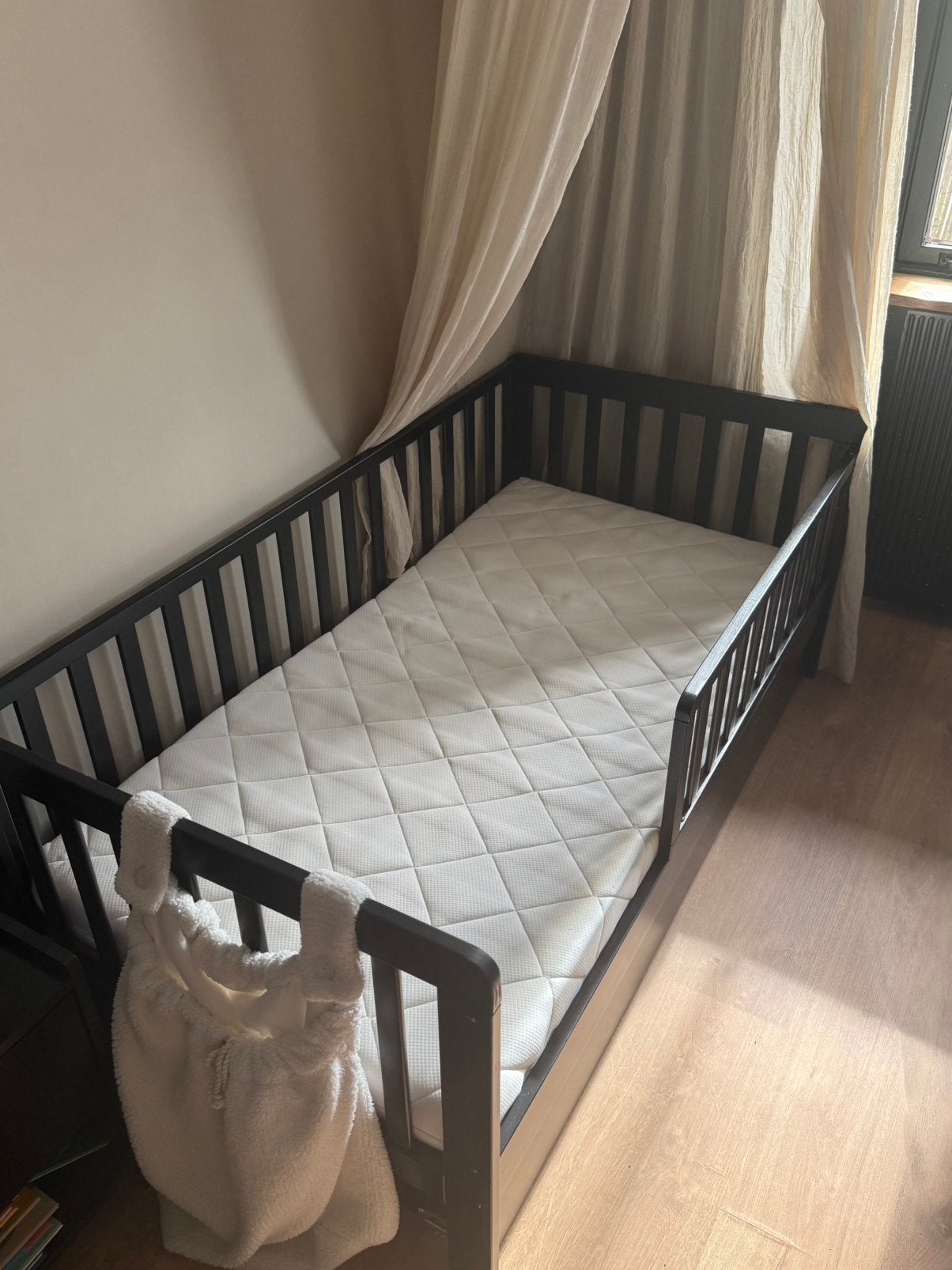 PEUTERBED «PLUME» 140X70 ZWART + nachtkastje, Ophalen, 70 tot 85 cm, 140 tot 160 cm, Zo goed als nieuw
