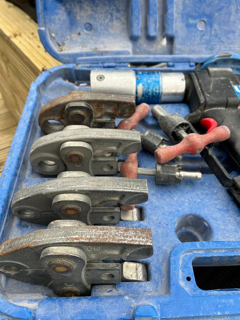 Uponor persmachine met diverse persbekken, Doe-het-zelf en Verbouw, Gereedschap | Handgereedschap, Ophalen, Gebruikt
