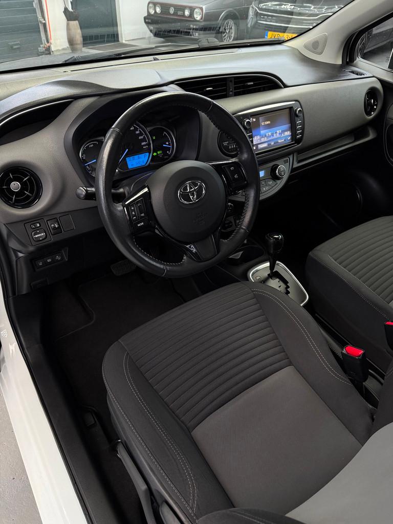 Toyota Yaris 1.5 Hybrid Bi-Tone Bluetooth, Zwart, 4 cilinders, Met garantie (alle), Wit