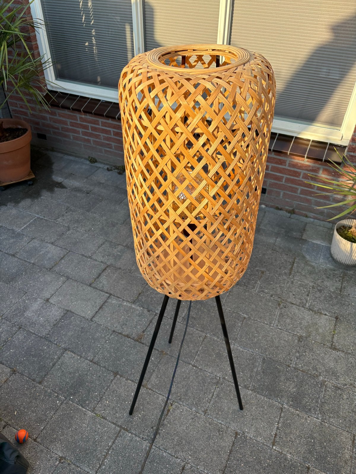Mooie staande lamp met bamboe kap, lichtbron en schakelaar, Ophalen, 100 tot 150 cm, E27 (groot), Zo goed als nieuw
